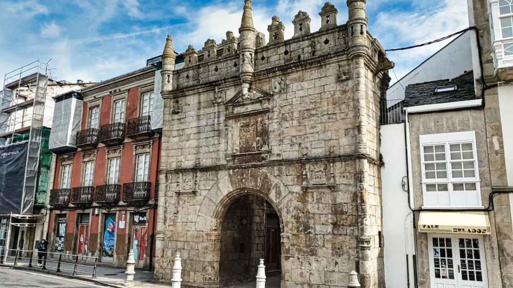 Puerta de Carlos V en la muralla medieval de Vivero durante el viaje de Van and to Discover a Galicia en furgoneta camper