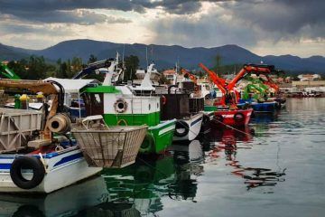 Barcos pesqueros en el puerto de Puebla del Caramiรฑal durante la ruta de Van and to Discover en furgoneta camper por Galicia