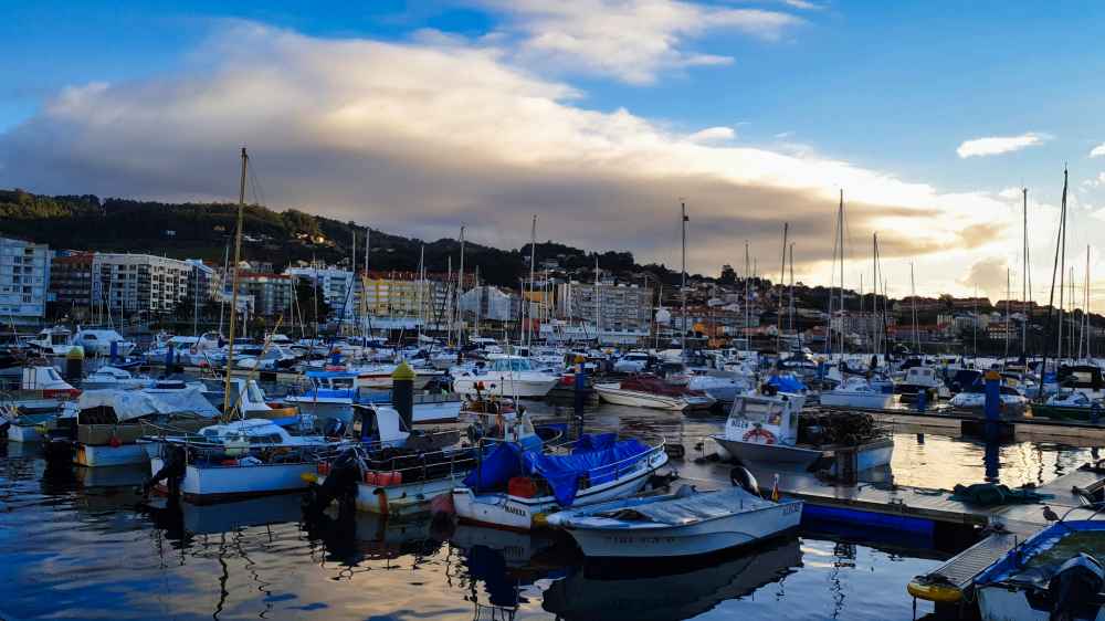 Van and to Discover visitando el puerto de Portonovo en su viaje a Galicia en furgoneta camper