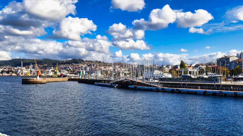 Vistas del puerto de Vigo durante la visita de Van and to Discover en su viaje en furgoneta camper