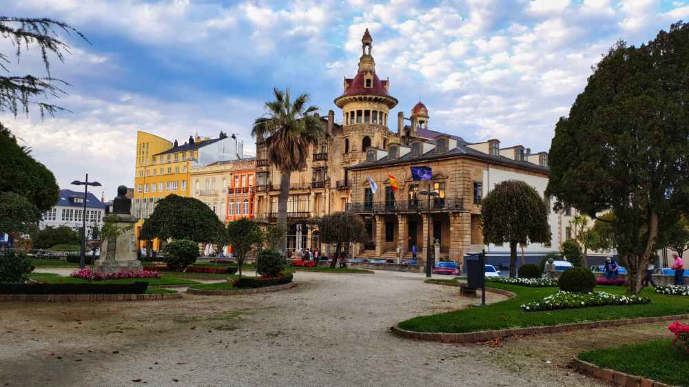 Torre de los Moreno y Ayuntamiento de Ribadeo - Van and to Discover