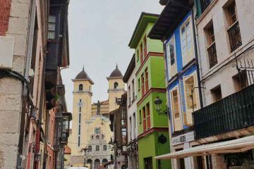 Fachadas del casco histรณrico de Ribadesella - Van and to Discover