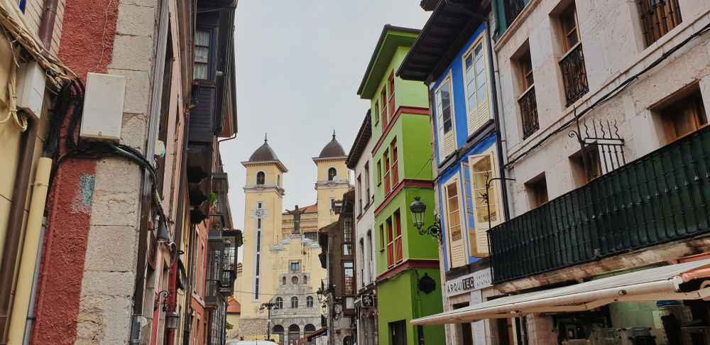 Fachadas del casco histórico de Ribadesella - Van and to Discover