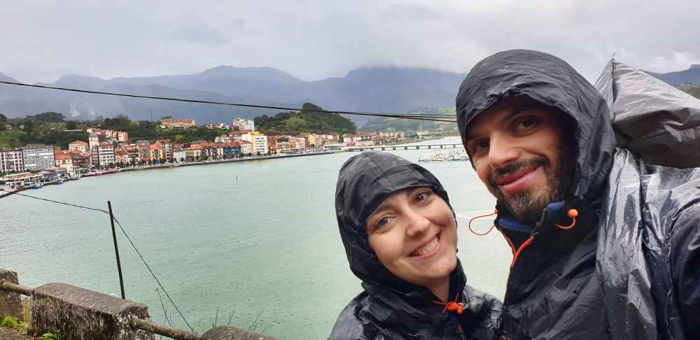 Juanma y Elena de Van and to Discover visitando Ribadesella - Asturias en furgoneta camper