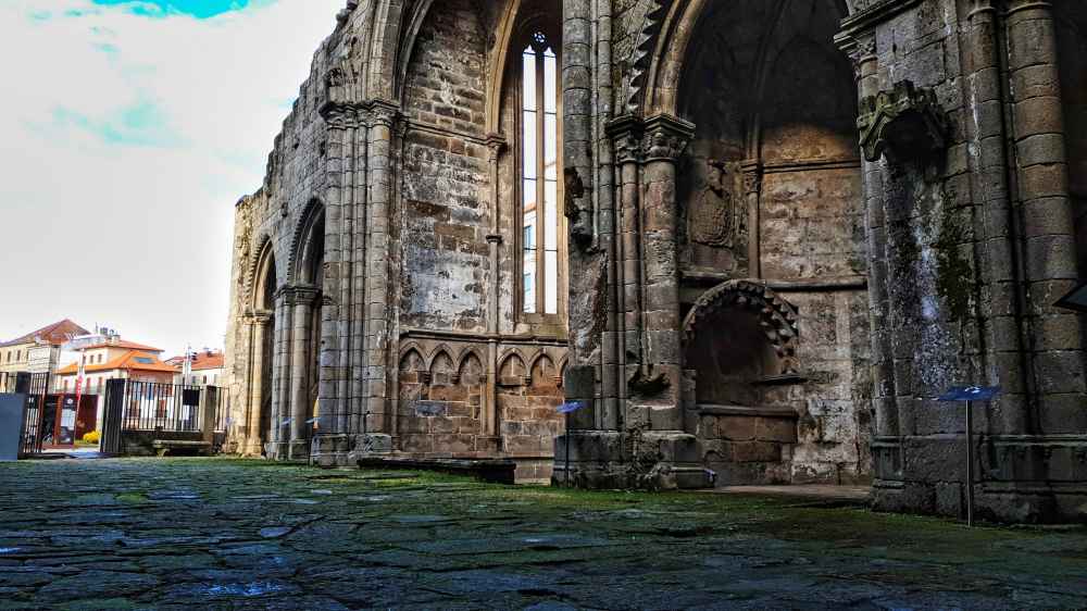 Muros de piedra de las ruinas de Santo Domingo Viaje a Pontevedra en furgoneta camper Van and to Discover