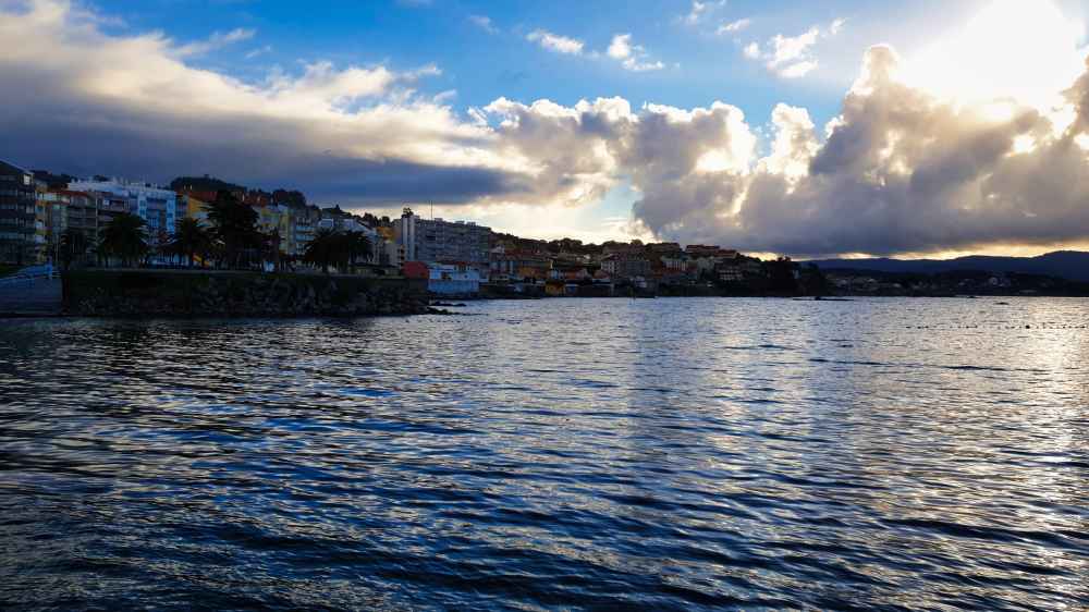 Vistas del mar y costa gallega en la visita a Sanxenxo en el viaje a Galicia en furgoneta camper de Van and to Discover