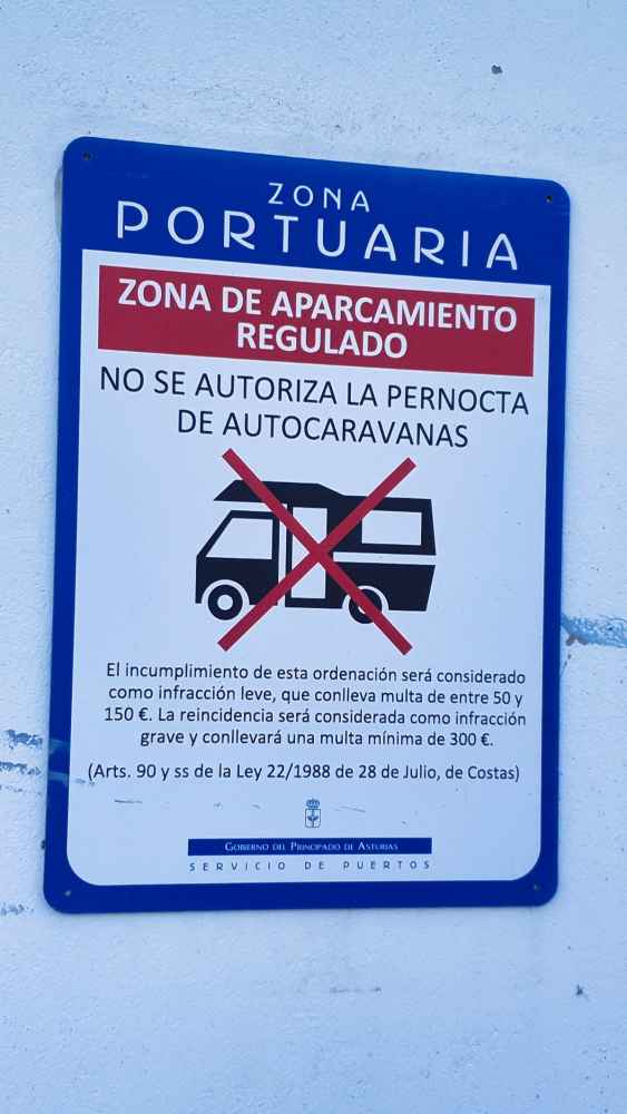 Señal de prohibición de pernocta de autocaravanas en la zona portuaria de Cudillero - Van and to Discover