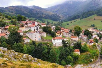 Vista panorรกmica de Sotres el pueblo mรกs alto de Asturias en furgoneta camper - Van and to Discover