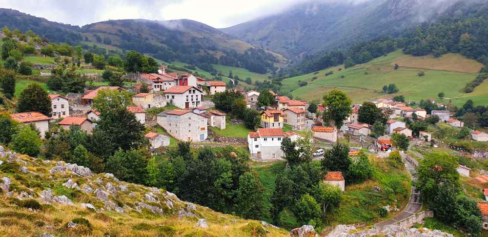 Vista panorámica de Sotres el pueblo más alto de Asturias en furgoneta camper - Van and to Discover