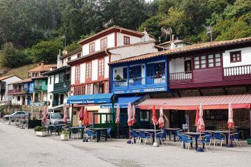 Casas marineras de colores en Tazones - Van and to Discover
