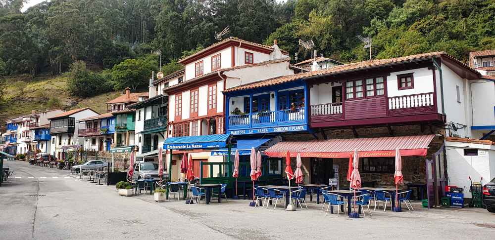 Casas marineras de colores en Tazones - Van and to Discover
