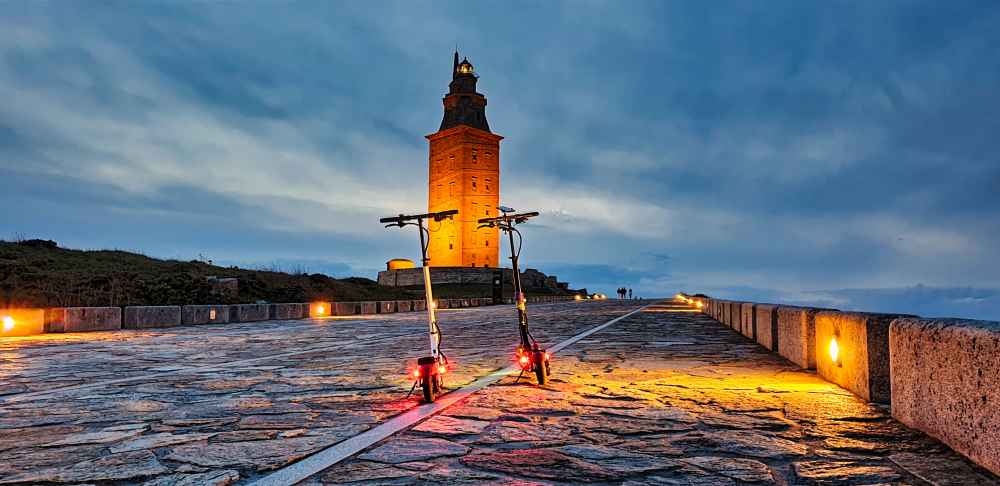 Visitando A Coruña con nuestros patinetes eléctricos en nuestro viaje en furgoneta camper por Galicia