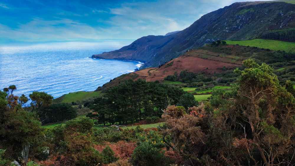 Espectaculares vistas desde el Miradoiro dos Carrís en San Andrés de Teixido en la ruta de Juanma y Elena de Van and to Discover por Galicia em furgoneta camper