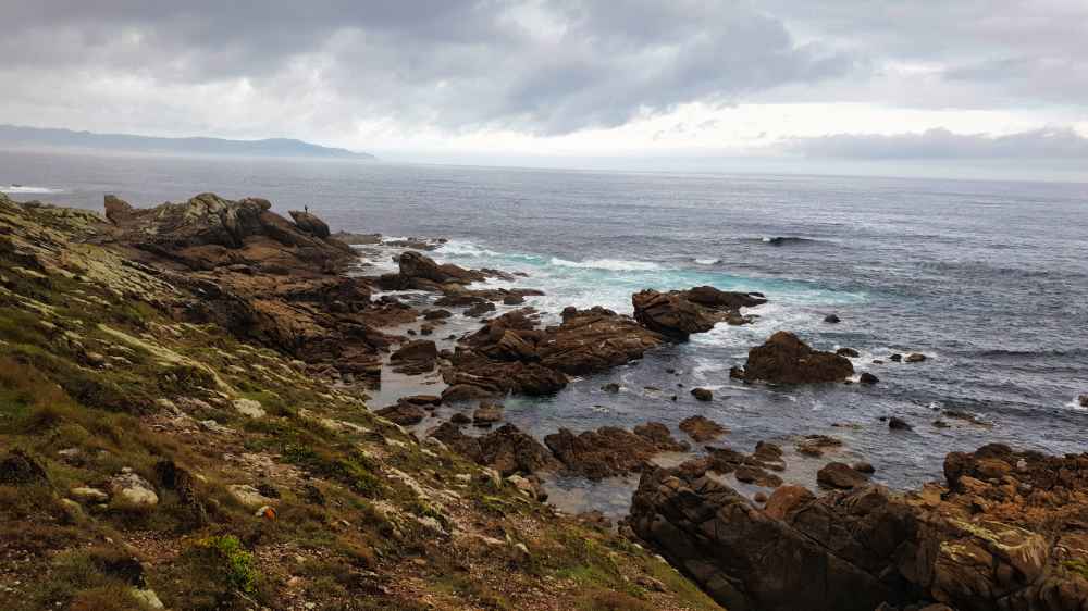 Paisaje de los acantilados de piedra y el mar en Cabo Touriñan durante la ruta por Galicia