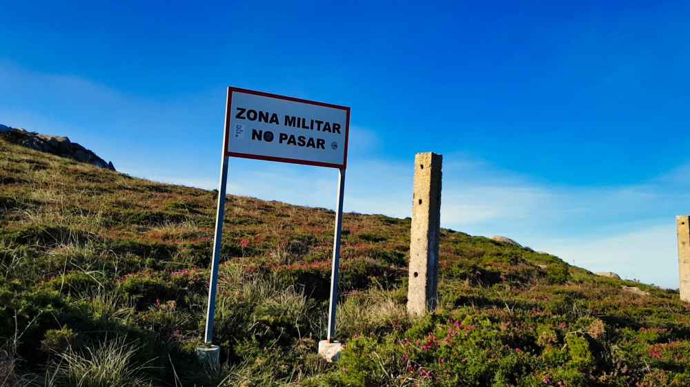 Cartel antiguo de Zona militar en el sendero de las baterías de Cabo Prior