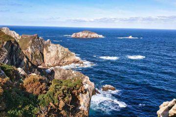 Vistas de los acantilados del mar del mar Cantรกbrico en Cabo Peรฑas - Van and to Discover