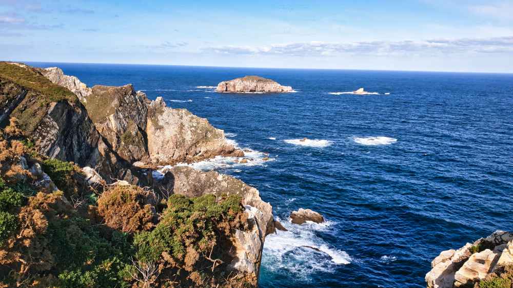 Vistas de los acantilados del mar del mar Cantábrico en Cabo Peñas - Van and to Discover