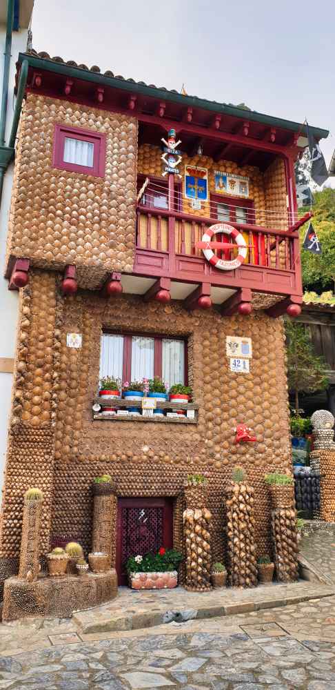 Casa de las Conchas en Tazones - Lugares bonitos que ver en Tazones - Van and to Discover