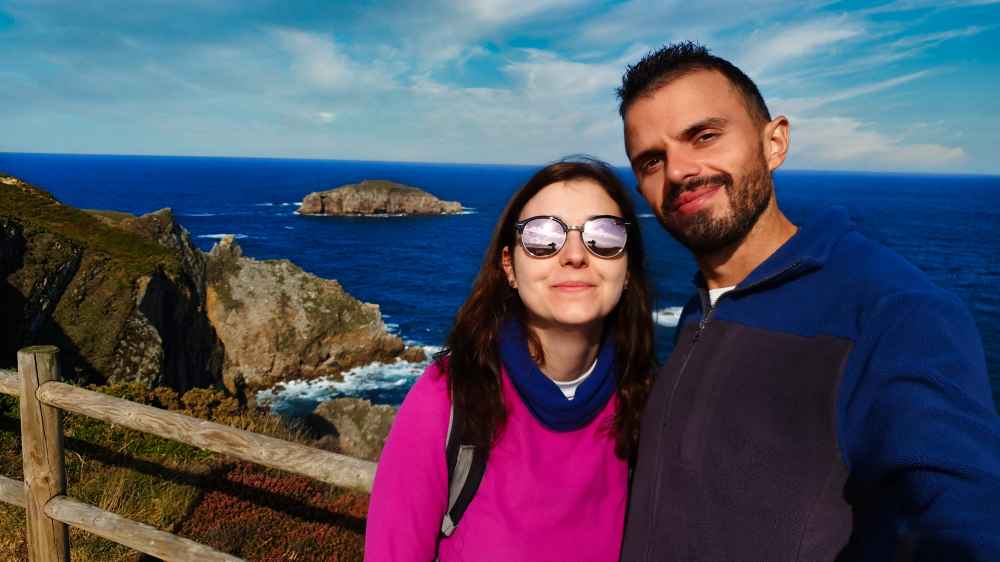Juanma y Elena de Van and to Discover en uno de los miradores naturales de Cabo Peñas en su viaje por Asturias en furgoneta camper