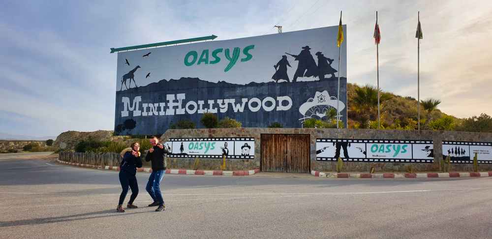 Juanma y Elena de Van and to Discover visitando el Oasys MiniHollywood en el Desierto de las Tabernas Almerรญa