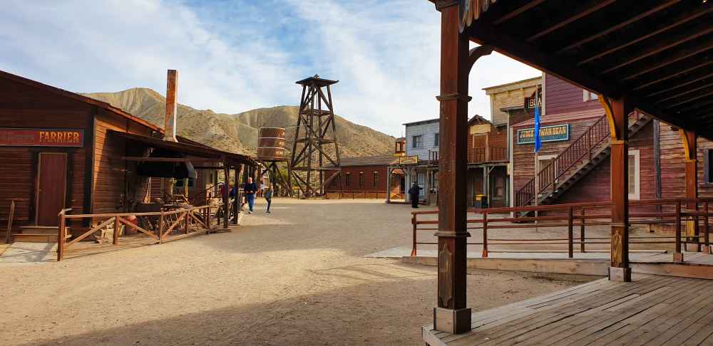 Decorados del poblado del oeste en Oasys MiniHollywood en el Desierto de las Tabernas en Almerรญa