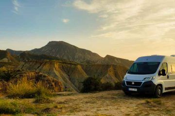Furgoneta camper de Van and to Discover estacionada frente al desierto de las Tabernas en Almería.