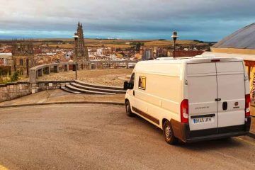 Furgoneta camper de Van and to Discover aparcada en el Mirador del Castillo de Burgos