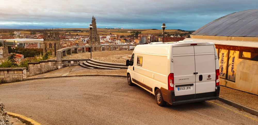 Furgoneta camper de Van and to Discover aparcada en el Mirador del Castillo de Burgos