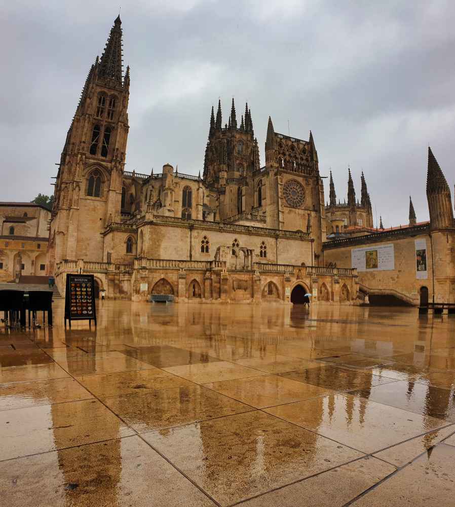 Fachada de la Catedral gótica de Burgos en la Plaza de Santa María - Van and to Discover