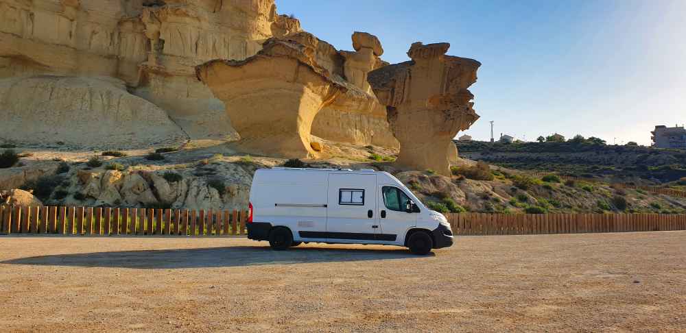 Furgoneta camper de Van and to Discover estacionada frente a las Gredas de Bolnuevo en Mazarrรณn Murcia