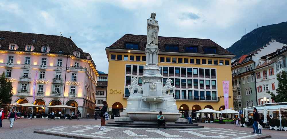 Monumento a Walther von der Vogelweide en el casco antiguo de Bolzano - Van and to Discover