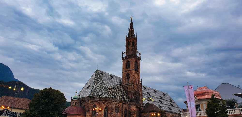Duomo di Bolzano - Torre gótica de la Catedral de Bolzano - Van and to Discover