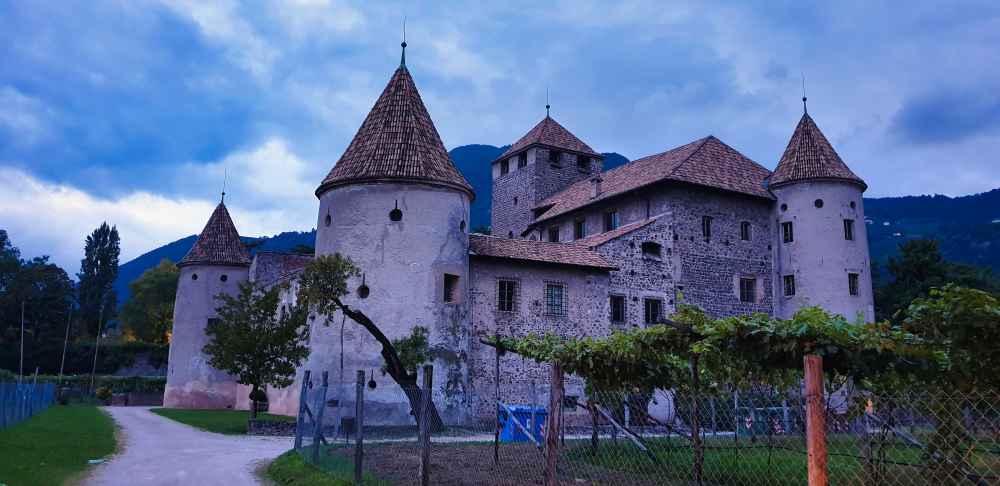Castillo de Roncolo en Bolzano - Viaje a Dolomitas en furgoneta camper de Van and to Discover
