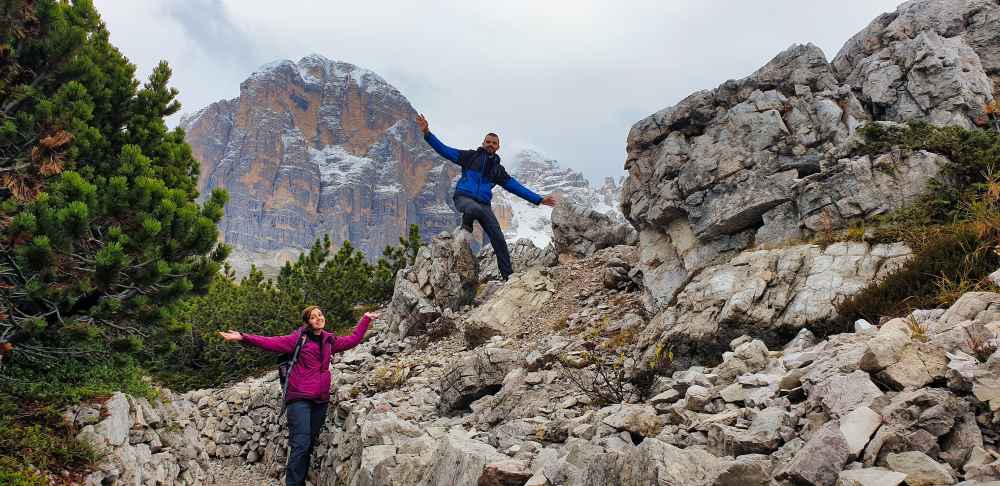Juanma y Elena de Van and to Discover en las trincheras de la Primera Guerra Mundial en la ruta de senderismo de las Cinque Torri en Dolomitas