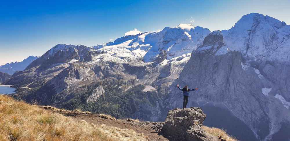Juanma de Van and to Discover en el mirador al Glaciar de la Marmolada y al Lago Fedaia en Dolomitas