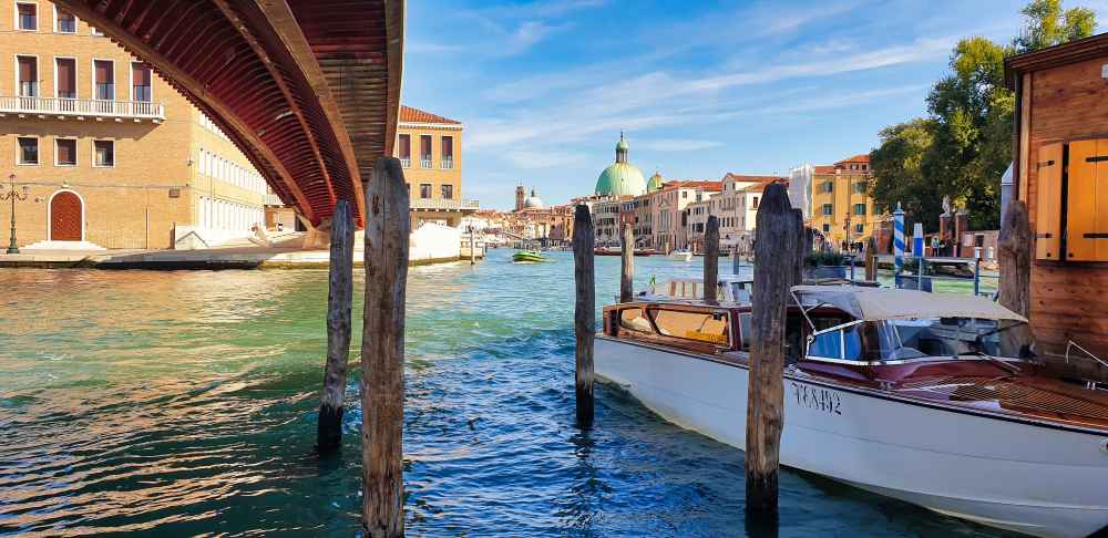 Puente de la Constitución en el Gran Canal - Venecia en furgoneta camper