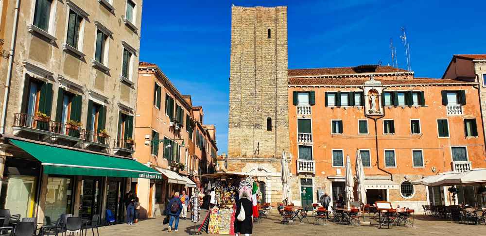 Calles del Barrio de Dorsoduro de Venecia - Van and to Discover