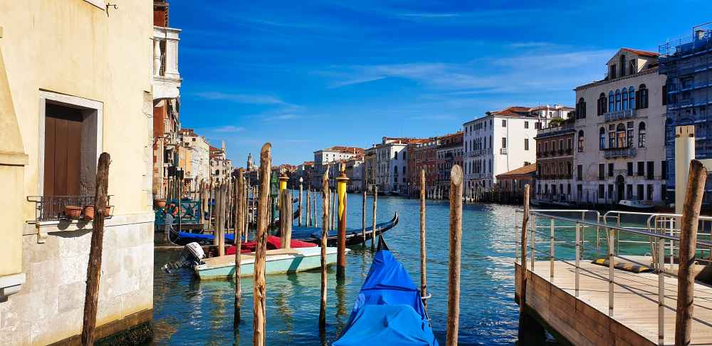 Góndolas amarradas en el Gran Canal de Venecia - Van and to Discover