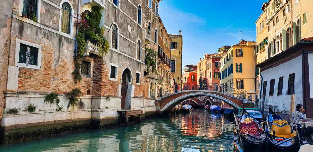 Góndolas amarradas en uno de los Canales de Venecia - Van and to Discover
