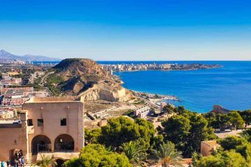 Vistas panorรกmicas de la Costa Blanca desde el Castillo de Santa Bรกrbara fotografiado por Van and to Discover en el viaje a Alicante en furgoneta camper