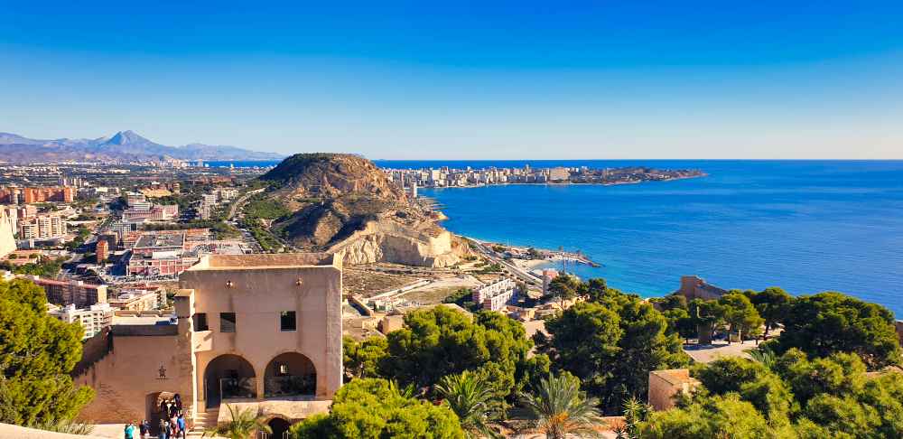 Vistas panorámicas de la Costa Blanca desde el Castillo de Santa Bárbara fotografiado por Van and to Discover en el viaje a Alicante en furgoneta camper