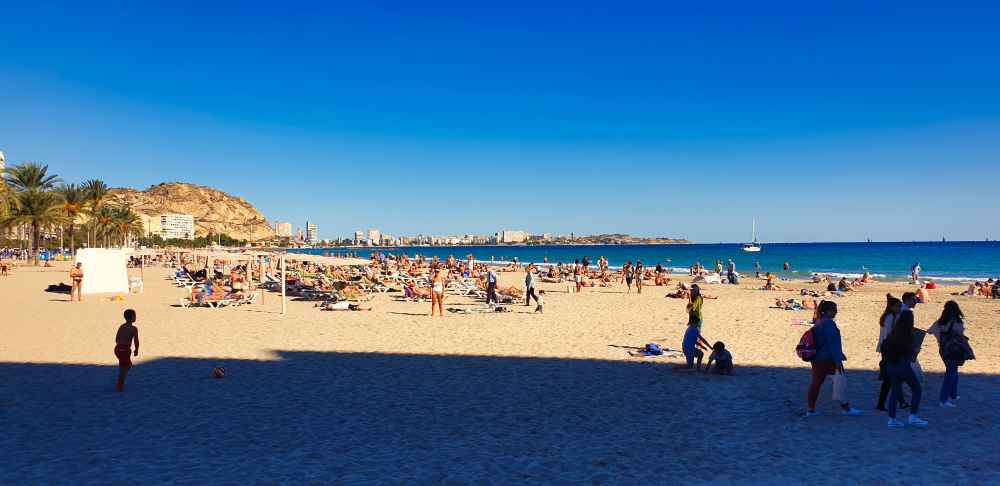 Van and to Discover visitando la Playa del Postiguet en el viaje a Alicante en furgoneta camper
