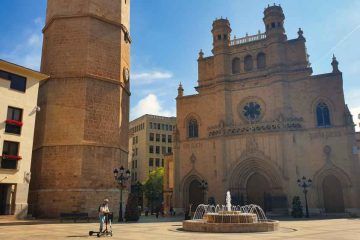 Van and to Discover visitando la Concatedral de Santa Marรญa en su viaje por Castellรณn en furgoneta camper