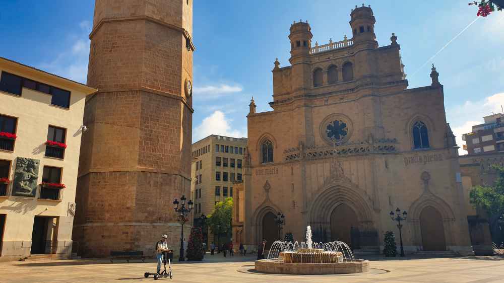 Van and to Discover visitando la Concatedral de Santa María en su viaje por Castellón en furgoneta camper