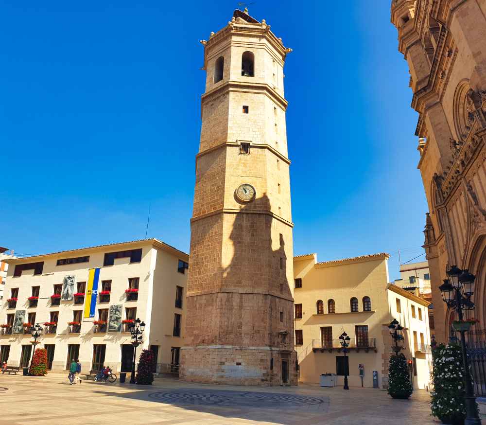 Torre campanario El Fadrí junto a la Plaza mayor y el Ayuntamiento de Castellón - Van and to Discover