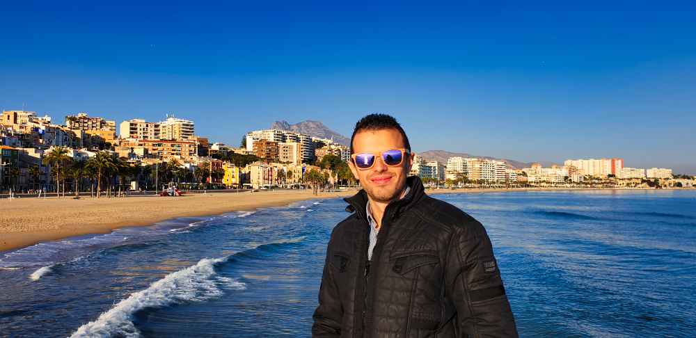 Juanma de Van and to Discover disfrutando de un dรญa soleado en la Playa del Albir en Alicante durante su ruta en furgoneta camper