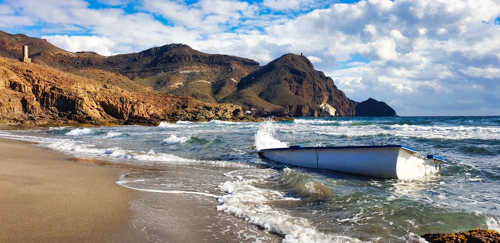 Barca abandonada en la orilla de la Playa de los Muertos en Carboneras en Almería