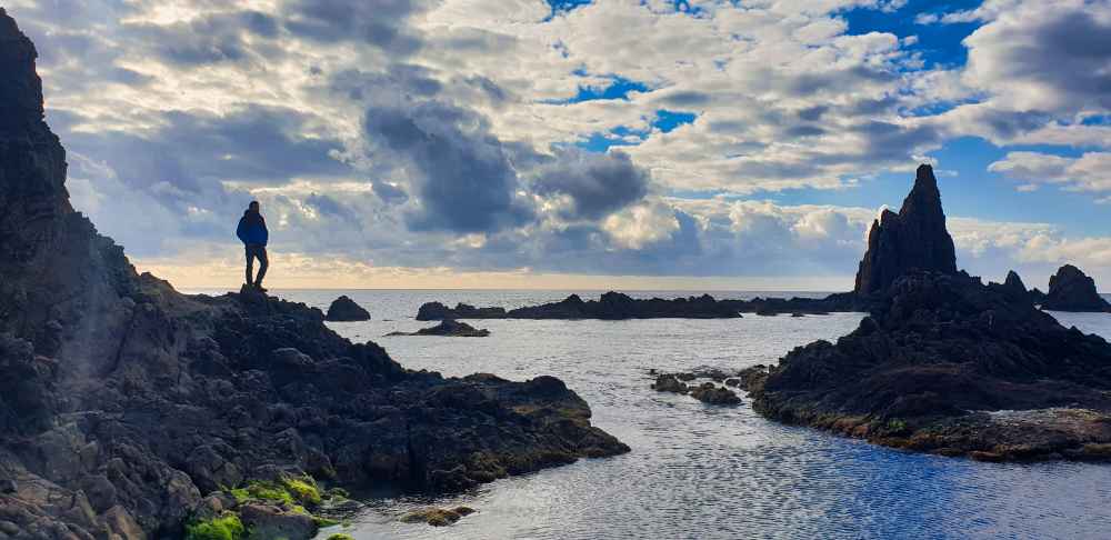 Juanma de Van and to Discover disfrutando del amanecer en el Arrecife de las Sirenas entre acantilados en Cabo de Gata