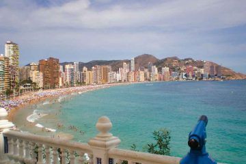 Vista panorรกmica de la playa de Benidorm y sus rascacielos durante la ruta en furgoneta camper por las mejores playas de Alicante de Van and to Discover