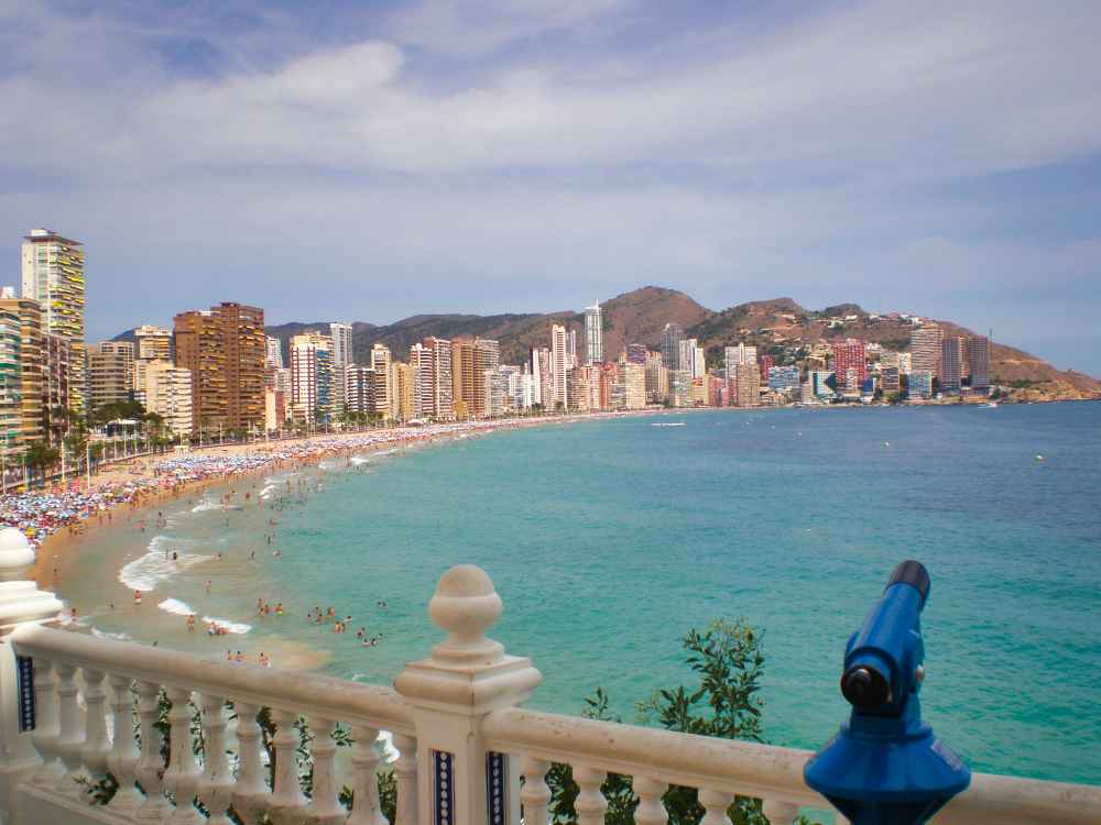 Vista panorรกmica de la playa de Benidorm y sus rascacielos durante la ruta en furgoneta camper por las mejores playas de Alicante de Van and to Discover